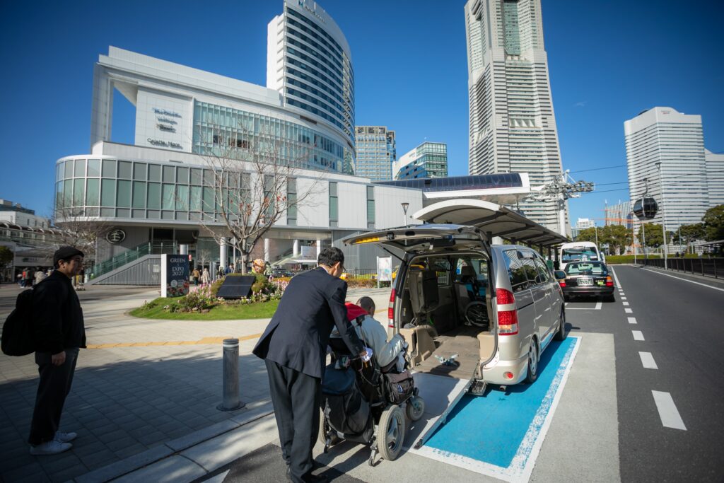 運転手が乗降を介助いたします。
