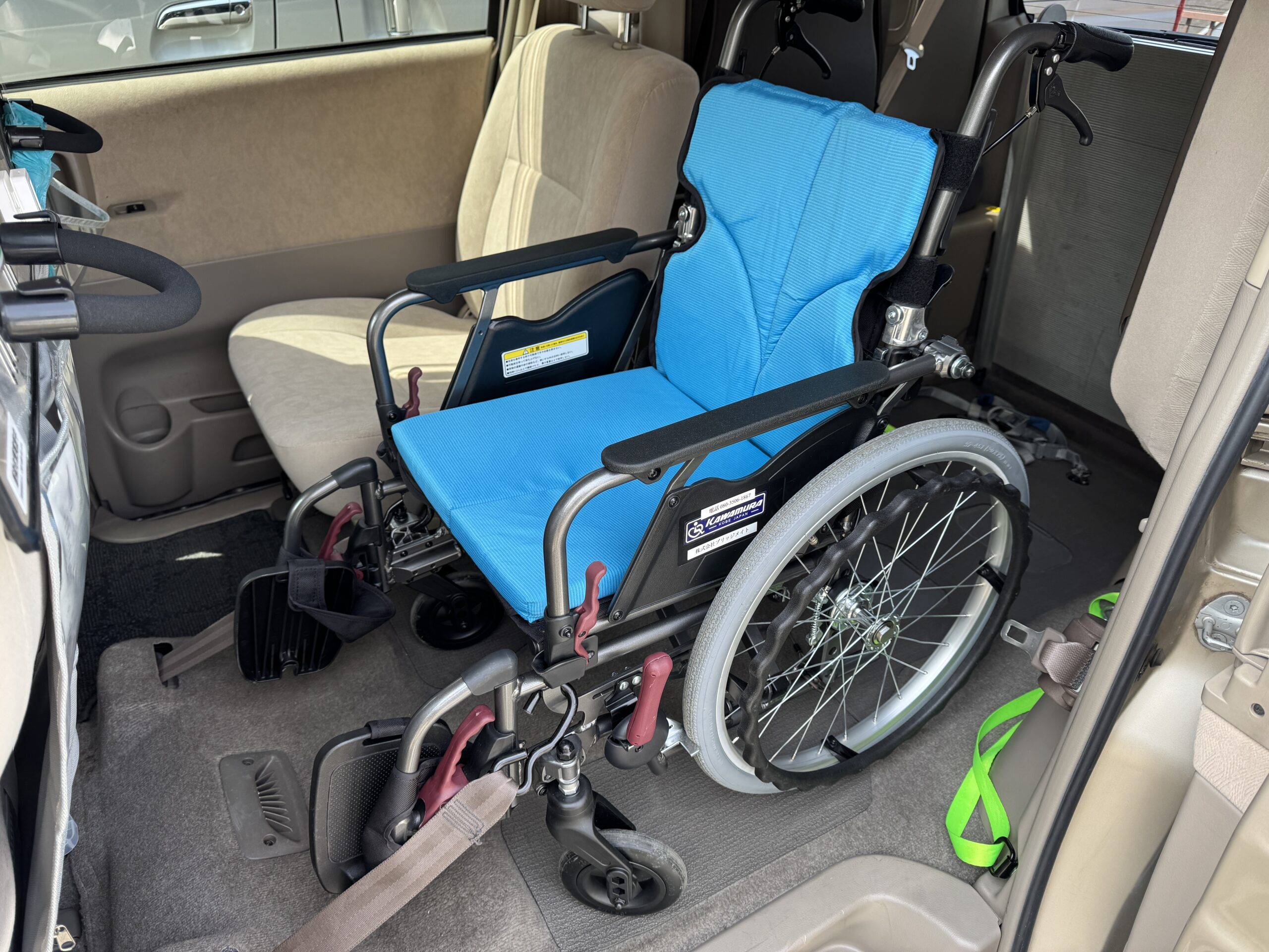 車椅子を固定する装置がありますので、「安心して移動したい」というお客様に最適なサービスです。