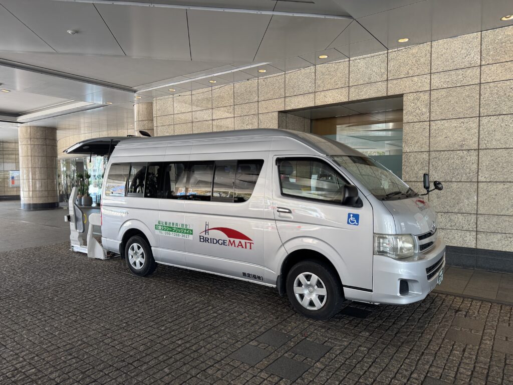 特大荷物を複数持ち込めるリフト付き大型バン