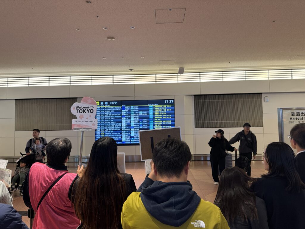 IMG_7611 - 株式会社ブリッジメイト 羽田空港到着出口ロビーでお客様をお出迎え