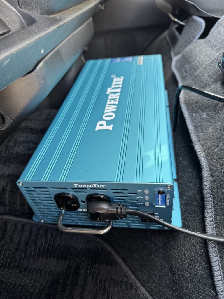 2000W sine-wave inverter unit for in-cabin AC 100V/220V power supply