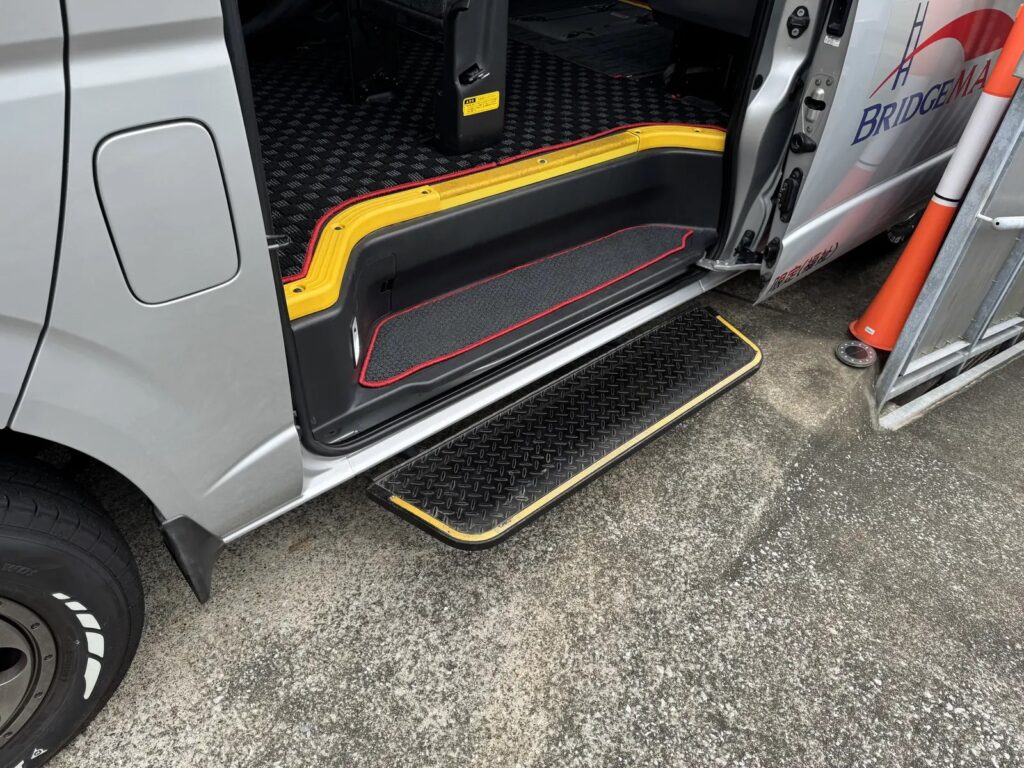 Retractable side step deployed at the sliding door for ambulatory passengers