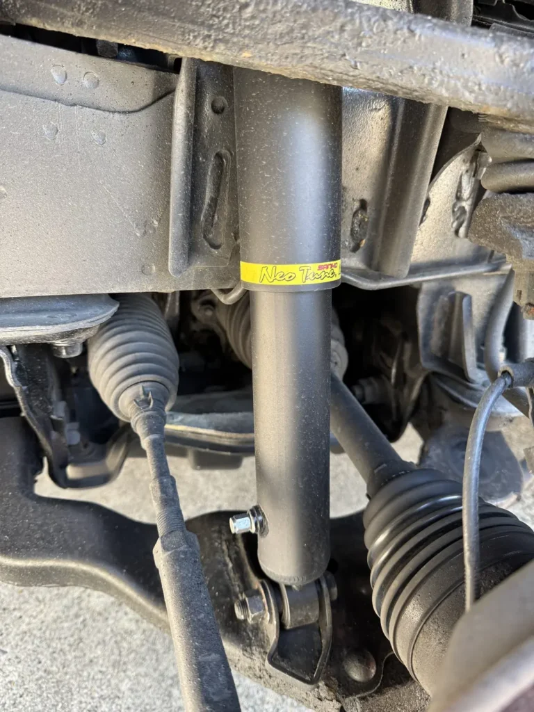 Front shock absorber with damping optimized for ride comfort
